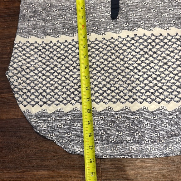 Antilia Femme Top Pre loved printed V-Neck Top with side slips. - Picture 6 of 7